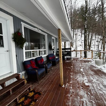 Charmant Chalet Face Au Lac Avec Poele Au Bois Gracefield Exterior photo