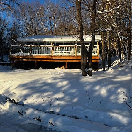 Charmant Chalet Face Au Lac Avec Poele Au Bois Gracefield Exterior photo