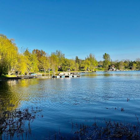 Charmant Chalet Face Au Lac Avec Poele Au Bois Gracefield Exterior photo