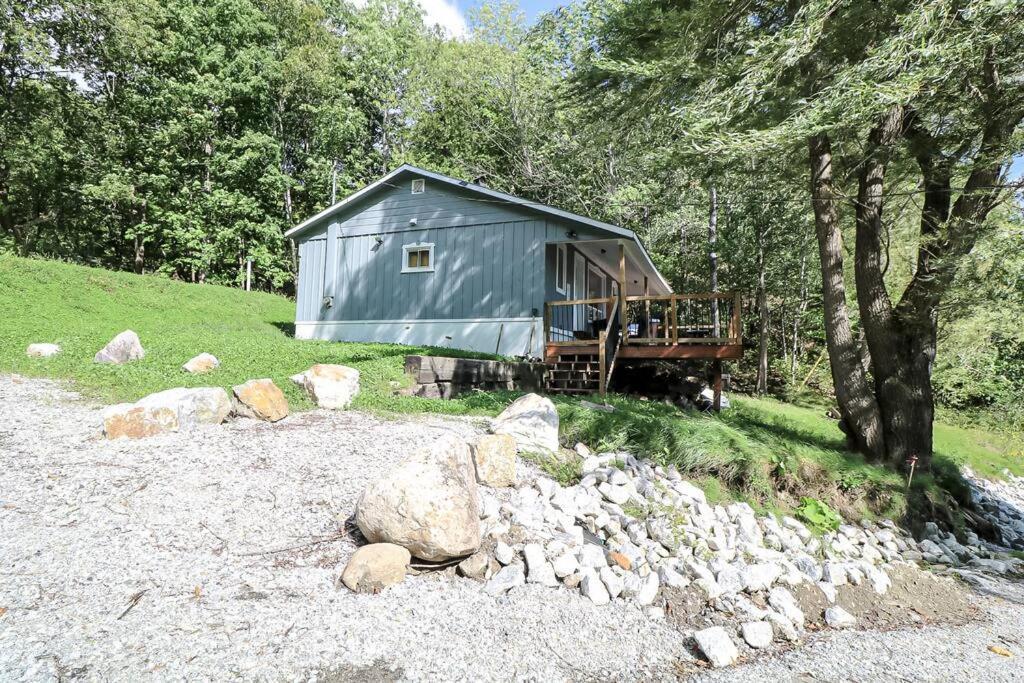 Charmant Chalet Face Au Lac Avec Poele Au Bois Gracefield Exterior photo