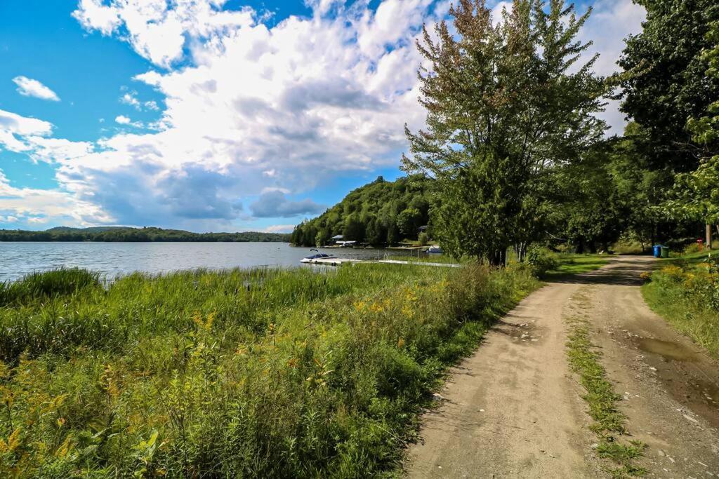 Charmant Chalet Face Au Lac Avec Poele Au Bois Gracefield Exterior photo