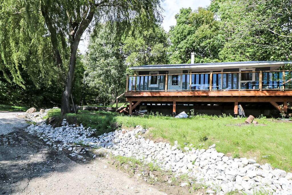 Charmant Chalet Face Au Lac Avec Poele Au Bois Gracefield Exterior photo