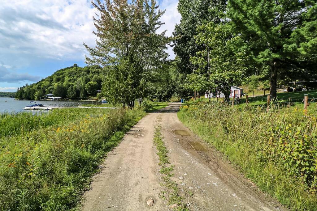 Charmant Chalet Face Au Lac Avec Poele Au Bois Gracefield Exterior photo