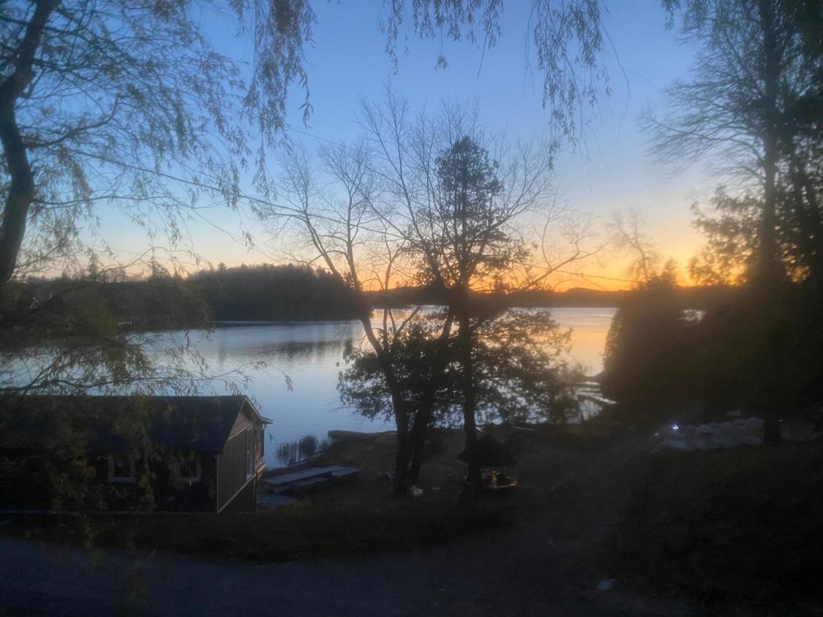 Charmant Chalet Face Au Lac Avec Poele Au Bois Gracefield Exterior photo