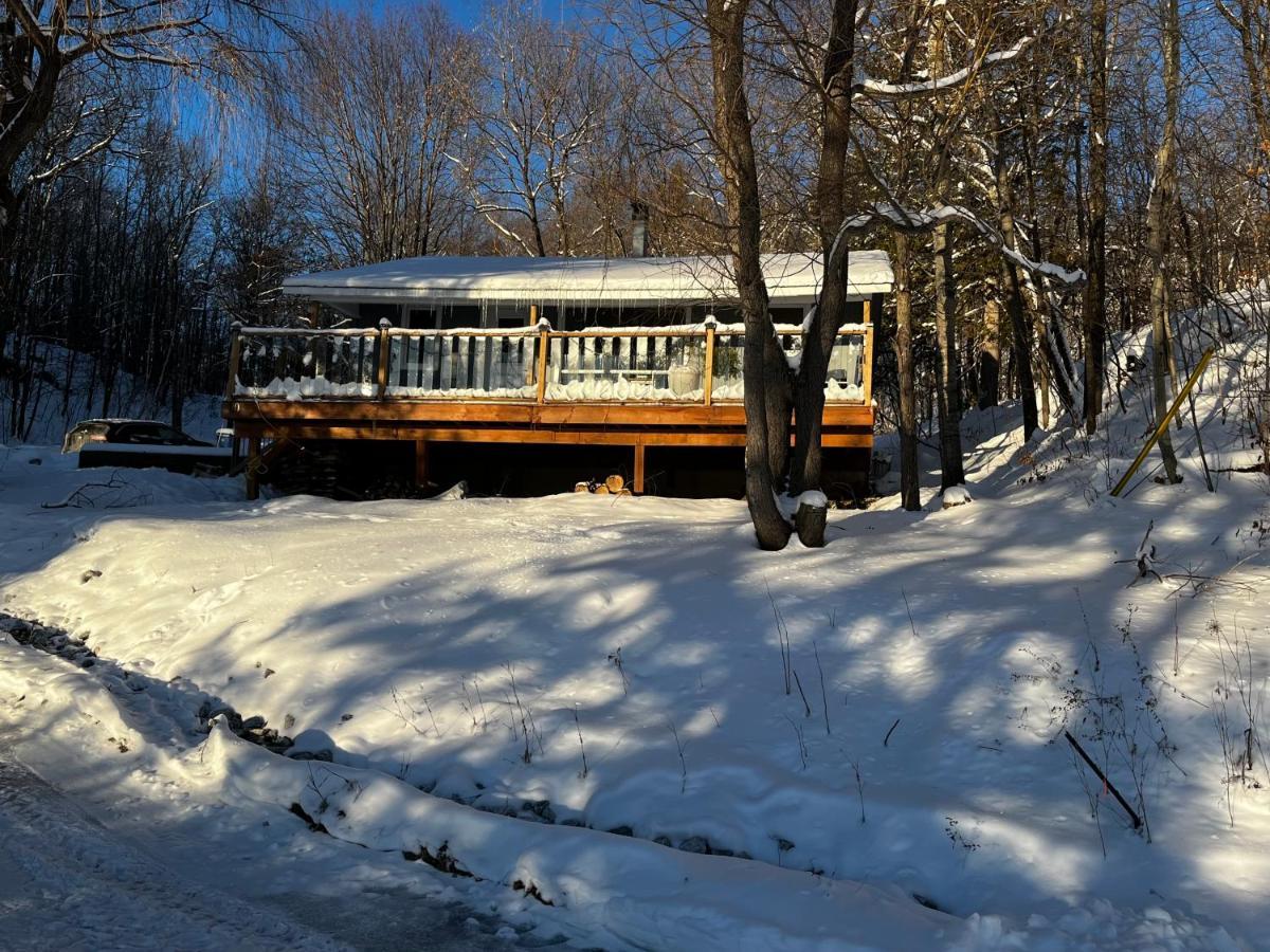 Charmant Chalet Face Au Lac Avec Poele Au Bois Gracefield Exterior photo