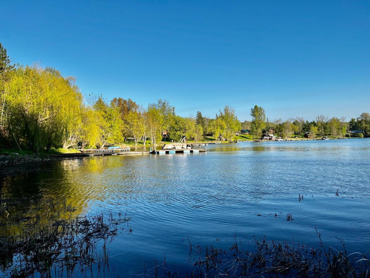 Charmant Chalet Face Au Lac Avec Poele Au Bois Gracefield Exterior photo